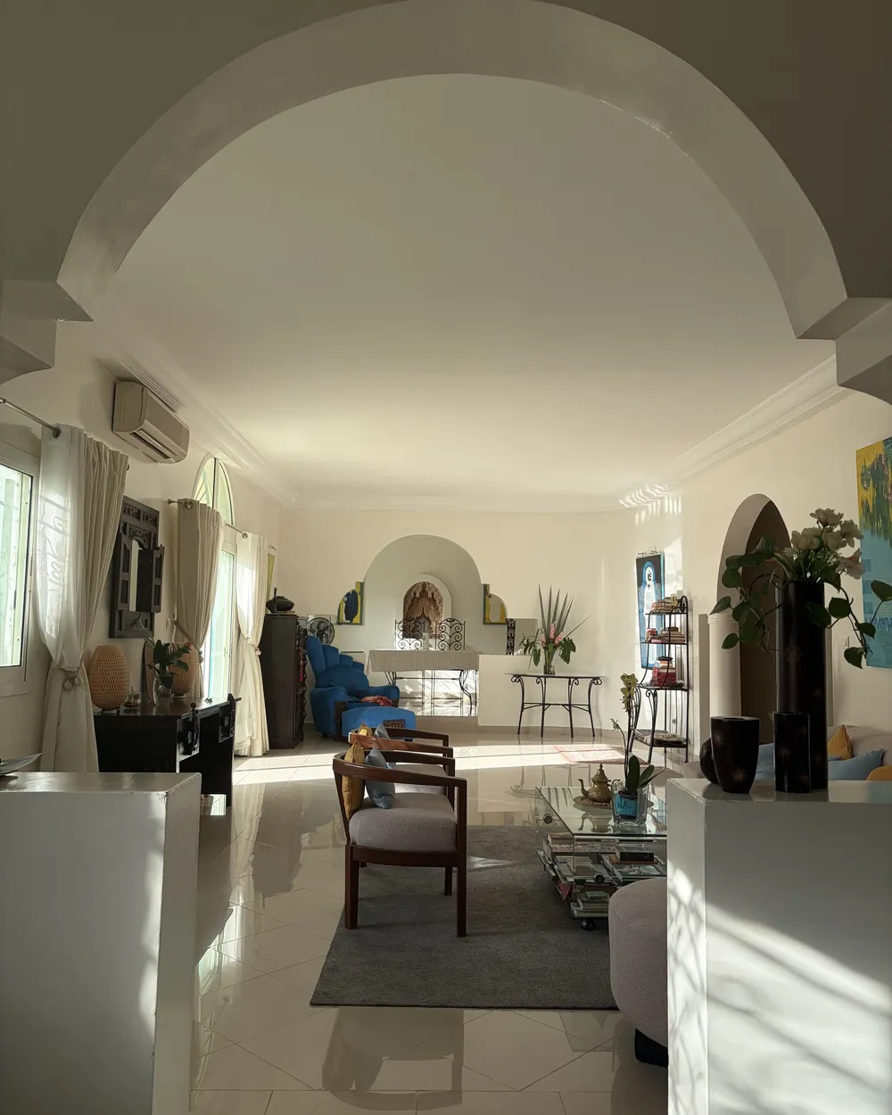 Salon aménagé par Reene, meubles sculptés et pièces Safar dans un intérieur